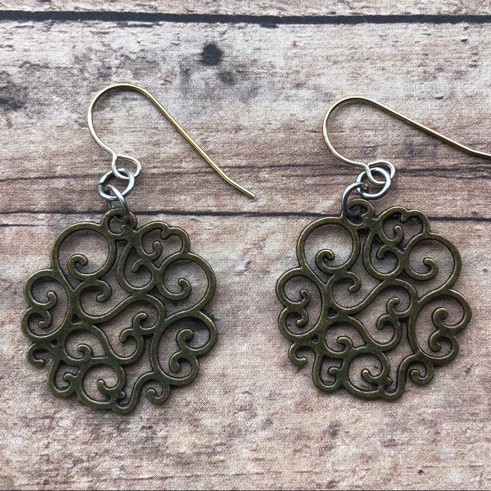 Copper colored swirl earrings.